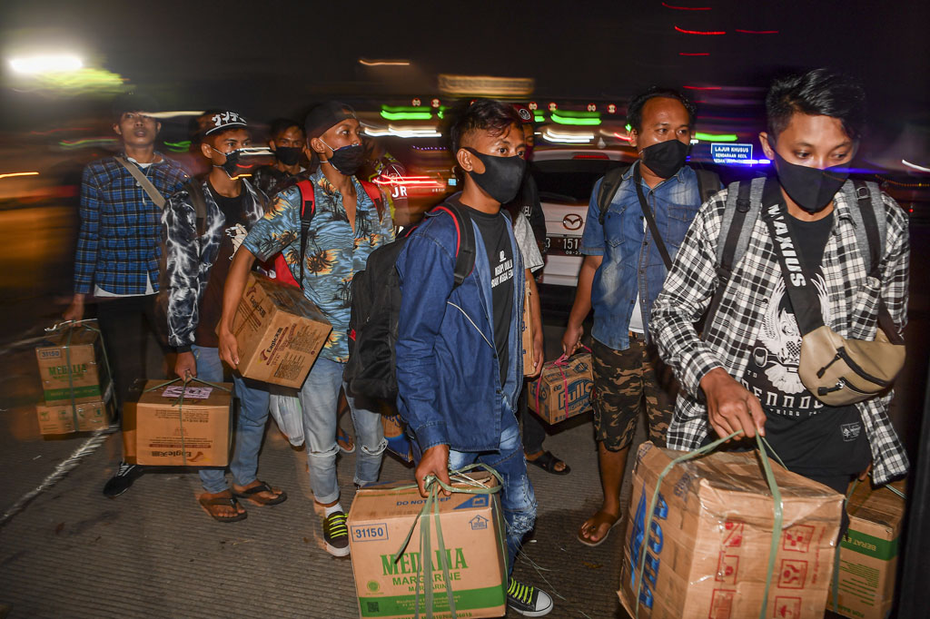 Seperti terlihat saat para petugas melakukan penyekatan di pintu Tol Cikarang Barat, Bekasi, Jawa Barat, Kamis, 21 Mei 2020. Banyak calon pemudik yang yang terjaring razia penyekatan.