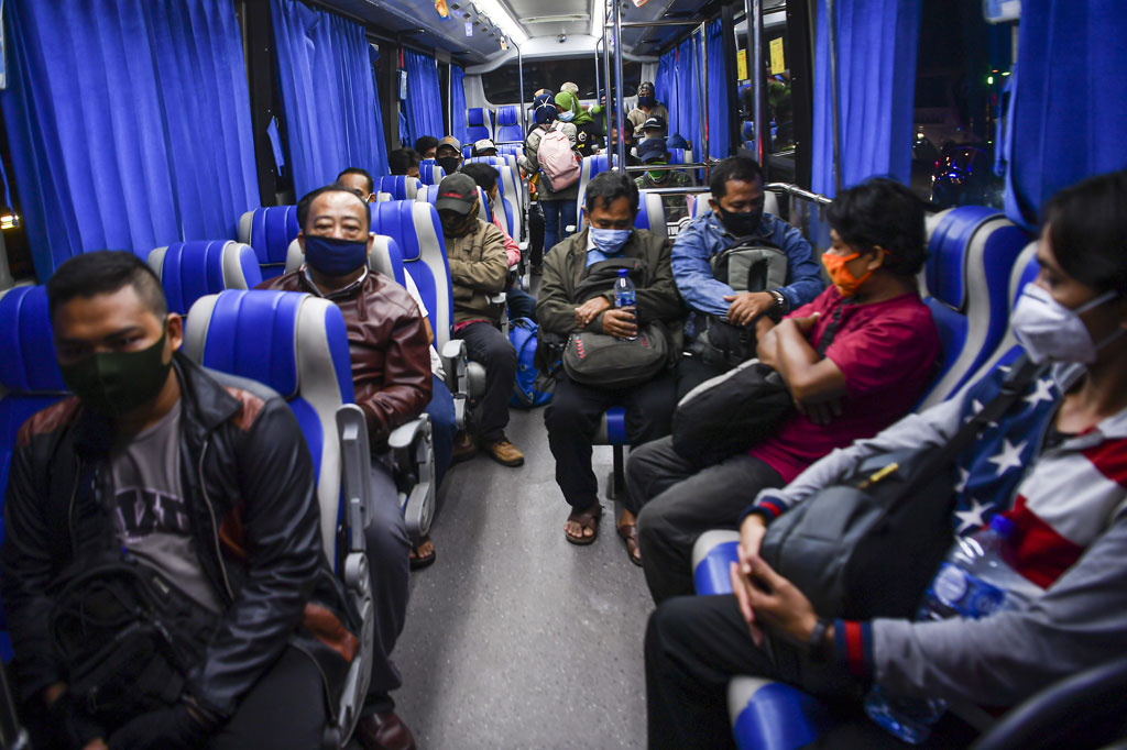 Petugas dengan teliti memeriksa dokumen milik calon pemudik. Mereka yang tidak membawa dokumen yang seperti keterangan sehat dan lain sebagainya, dibawa ke Terminal Pulogebang untuk kemudian diarahkan kembali ke Jakarta.