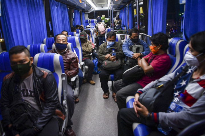 Petugas dengan teliti memeriksa dokumen milik calon pemudik. Mereka yang tidak membawa dokumen yang seperti keterangan sehat dan lain sebagainya, dibawa ke Terminal Pulogebang untuk kemudian diarahkan kembali ke Jakarta.