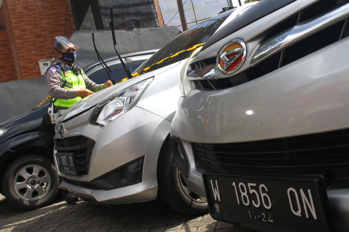 Sebanyak empat unit mobil travel ilegal yang mengangkut penumpang dari Madura dan Surabaya tersebut ditahan karena melanggar larangan mudik dari pemerintah saat PSBB sedang dilaksanakan di kawasan Malang Raya sebagai upaya pencegahan penyebaran covid-19.