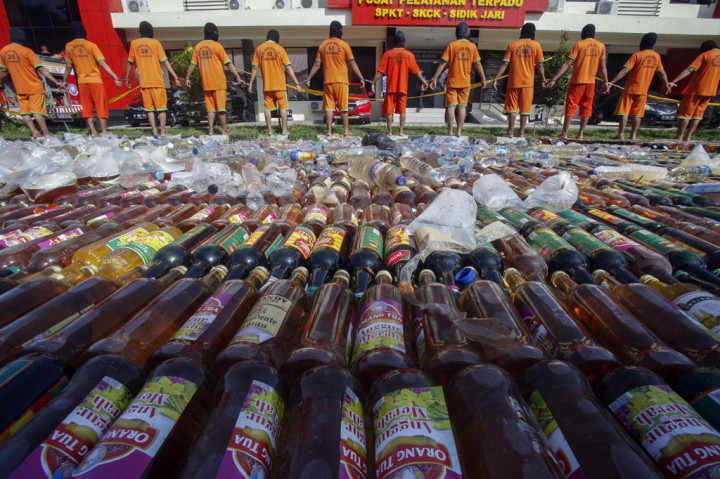 Puluhan tersangka dihadirkan saat ungkap kasus tindak pidana operasi pekat dan pemusnahan barang bukti miras di Polres Bogor, Cibinong, Kabupaten Bogor, Jawa Barat, Jumat, 22 Mei 2020. 