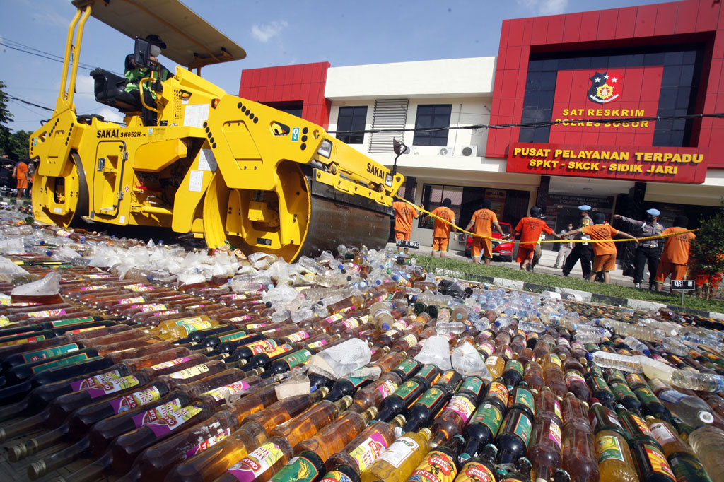 Polres Bogor mengamankan 66 tersangka dari 41 kasus dengan barang bukti 48,62 gram sabu, 253,37 gram ganja, 14.835 botol miras berbagai merk, 2.157 tuak, kondom 65 buah serta 3.775 obat-obatan terlarang hasil operasi selama bulan Ramadhan April-Mei di wilayah Kabupaten Bogor.