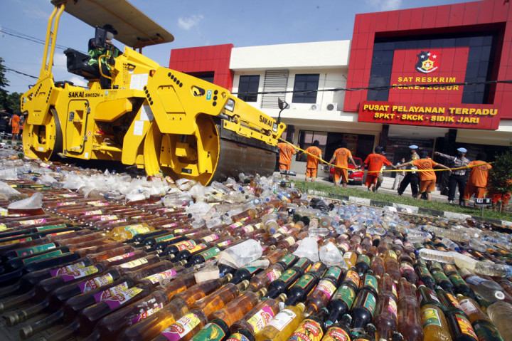 Polres Bogor mengamankan 66 tersangka dari 41 kasus dengan barang bukti 48,62 gram sabu, 253,37 gram ganja, 14.835 botol miras berbagai merk, 2.157 tuak, kondom 65 buah serta 3.775 obat-obatan terlarang hasil operasi selama bulan Ramadhan April-Mei di wilayah Kabupaten Bogor.