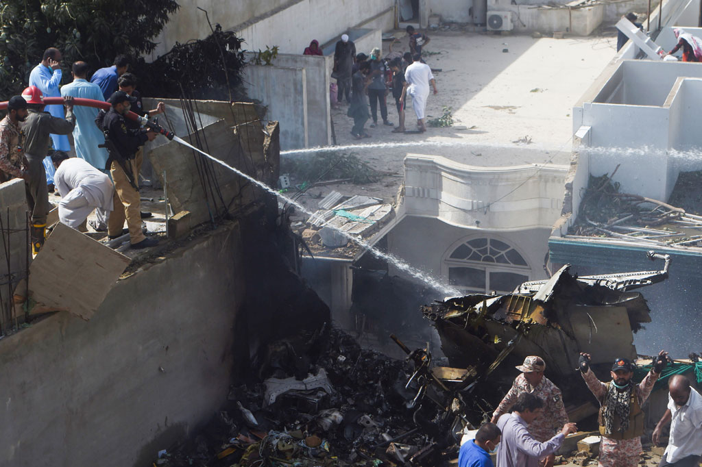 Sebuah pesawat Pakistan International Airlines (PIA) yang mengangkut sekitar 100 penumpang beserta kru jatuh di sebuah kawasan perumahan di sebelah selatan Kota Karachi pada Jumat, 22 Mei 2020.