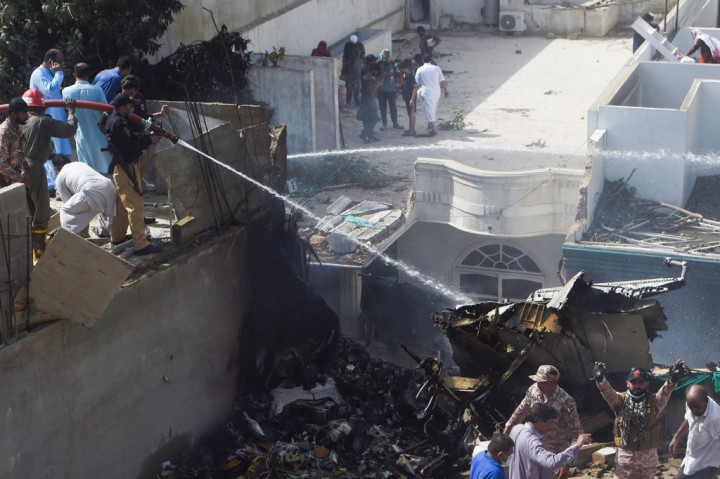 Sebuah pesawat Pakistan International Airlines (PIA) yang mengangkut sekitar 100 penumpang beserta kru jatuh di sebuah kawasan perumahan di sebelah selatan Kota Karachi pada Jumat, 22 Mei 2020.