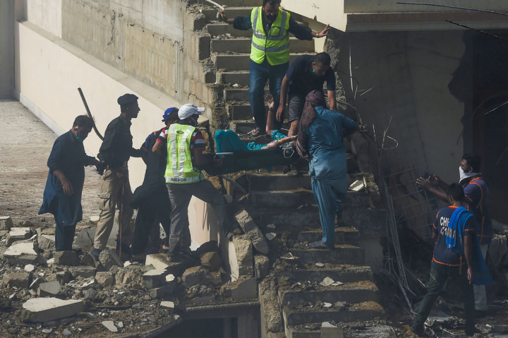 Belum diketahui jumlah korban jiwa maupun luka-luka akibat kecelakaan tersebut.