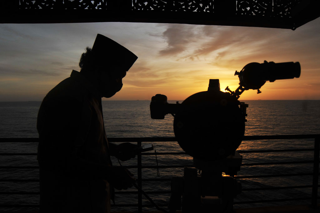 Pakar astronomi dari Tim Falakiyah Kementerian Agama Cecep Nurwendaya mengatakan Kemenag menyebar perukyat di 80 titik di seluruh Indonesia.