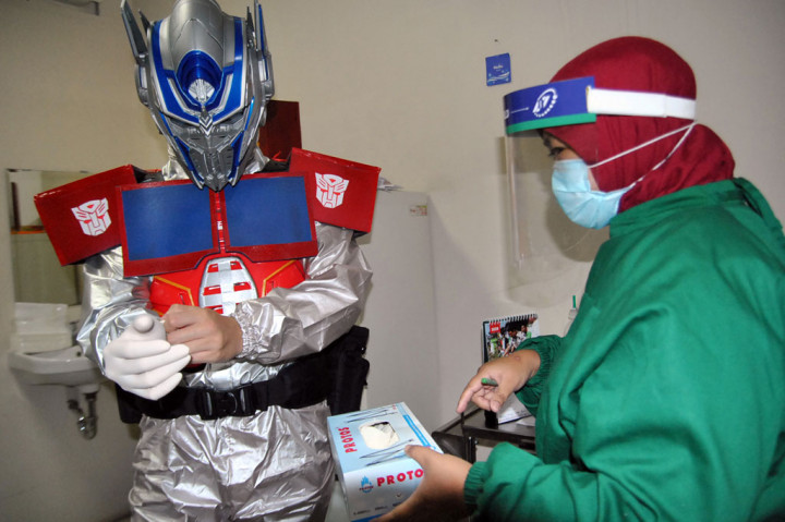 Penggunaan APD dengan tema superhero tersebut selain sebagai upaya antisipasi penyebaran pandemi virus korona (covid-19) sekaligus untuk menghibur dan memotivasi pasiennya ketika berobat. 