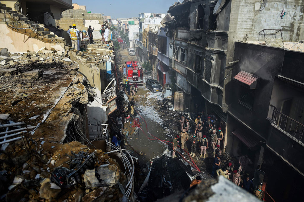  Tercatat sembilan puluh tujuh orang tewas dan dua lainnya selamat ketika sebuah pesawat penumpang menabrak kawasan perumahan di Kota Karachi, Pakistan selatan, Jumat, 22 Mei 2020.