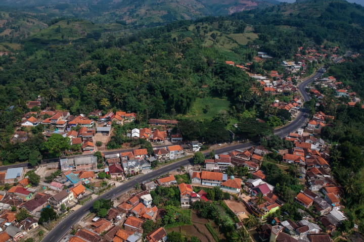 Foto udara pertigaan Nagreg menuju Tasik dan Garut di perbatasan Kabupaten Bandung dan Kabupaten Garut, Jawa Barat, yang terlihat sepi, Sabtu, 23 Mei 2020. 