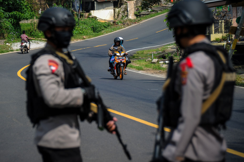Anggota Brimob Polda Jabar berjaga-jaga di jalur mudik kawasan Nagreg di perbatasan Kabupaten Bandung dan Kabupaten Garut, Jawa Barat.
