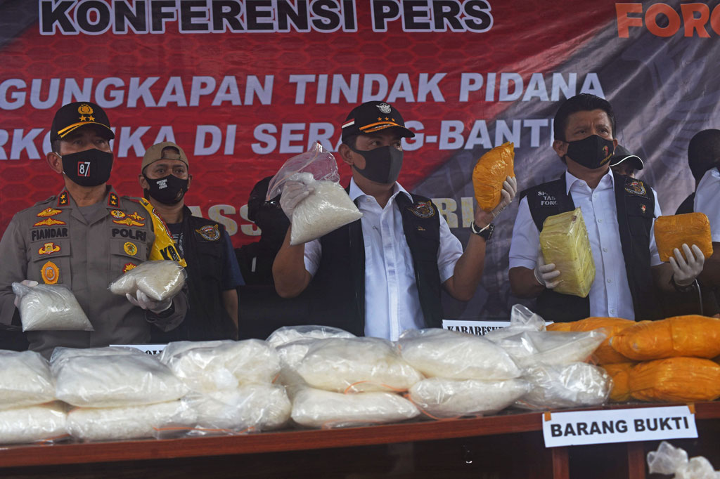 Kabareskrim Polri Komjen Listyo Sigit Prabowo (tengah) didampingi Kapolda Banten Irjen Fiandar (kiri) dan Kasatgassus Bareskrim Polri Brigjen Ferdy Sambo memperlihatkan barang bukti paket sabu saat konferensi pers pengungkapan penyelundupan 821 kilogram narkotika jenis sabu di Serang, Banten, Sabtu, 23 Mei 2020.