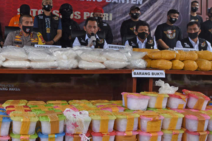 Sabu yang dikemas dalam ratusan paket rantang plastik tersebut disita dari jaringan pengedar narkoba Timur Tengah yang diselundupkan dari Iran ke Serang melalui jalur tikus selatan Banten untuk diedarkan di Jakarta dan Surabaya.
