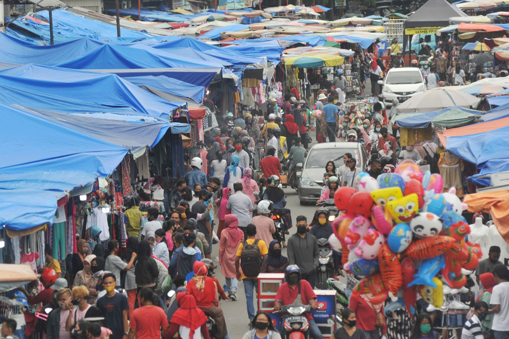 Warga memadati Pasar Raya di Padang, Sumatera Barat, Sabtu, 23 Mei 2020. Sehari menjelang Idulfitri 1441 H, warga beramai-ramai memadati kawasan pasar tersebut untuk berbelanja baju Lebaran meskipun masih dalam masa PSBB. ANTARA FOTO/Iggoy el Fitra