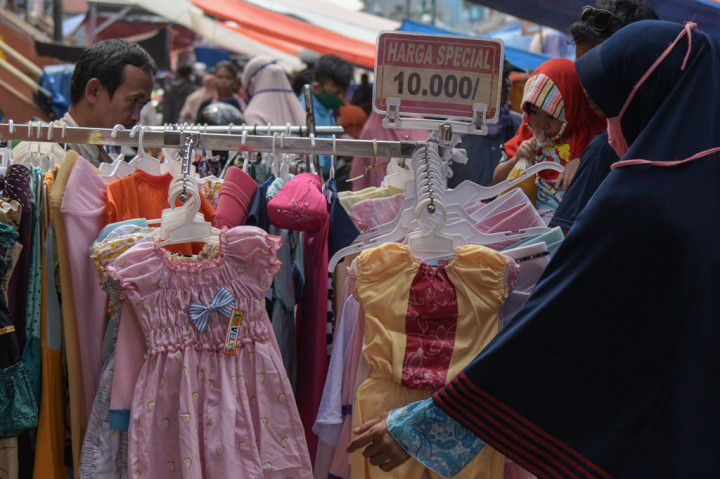 Menjelang Hari Raya Idulfitri esok hari, masyarakat berbelanja baju baru dan kebutuhan lainnya di Pasar Baru KOta Bekasi, Jawa Barat. ANTARA FOTO/Paramayuda