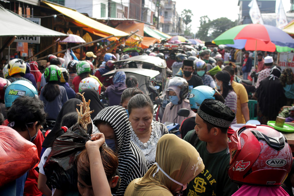 Jelang Hari Raya Idul Fitri 1441 H, Pasar Terong di Makassar, Sulawesi Selatan ramai dikunjungi warga untuk berbelanja kebutuhan Lebaran meskipun di tengah wabah virus korona atau covid-19. ANTARA FOTO/Arnas Padda