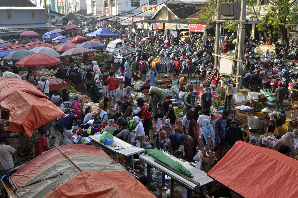 Warga memadati pasar tradisional di Kota Bandar Lampung, Lampung demi memenuhi kebutuhan jelang Idul Fitri 1441 walaupun di Bandar Lampung ditetapkan oleh pusat sebagai zona merah pandemi covid-19. ANTARA FOTO/Ardiansyah