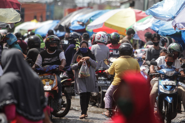 Tingginya antusiasme warga berbelanja untuk memenuhi kebutuhan menjelang Hari Raya Idul Fitri 1441 H membuat kawasan Pasar Besar di Palangkaraya, Kalimantan Tengah padat, meskipun telah ditemukan enam pedagang positif covid-19 di pasar itu, dan masih dalam penerapan PSBB. ANTARA FOTO/Makna Zaezar