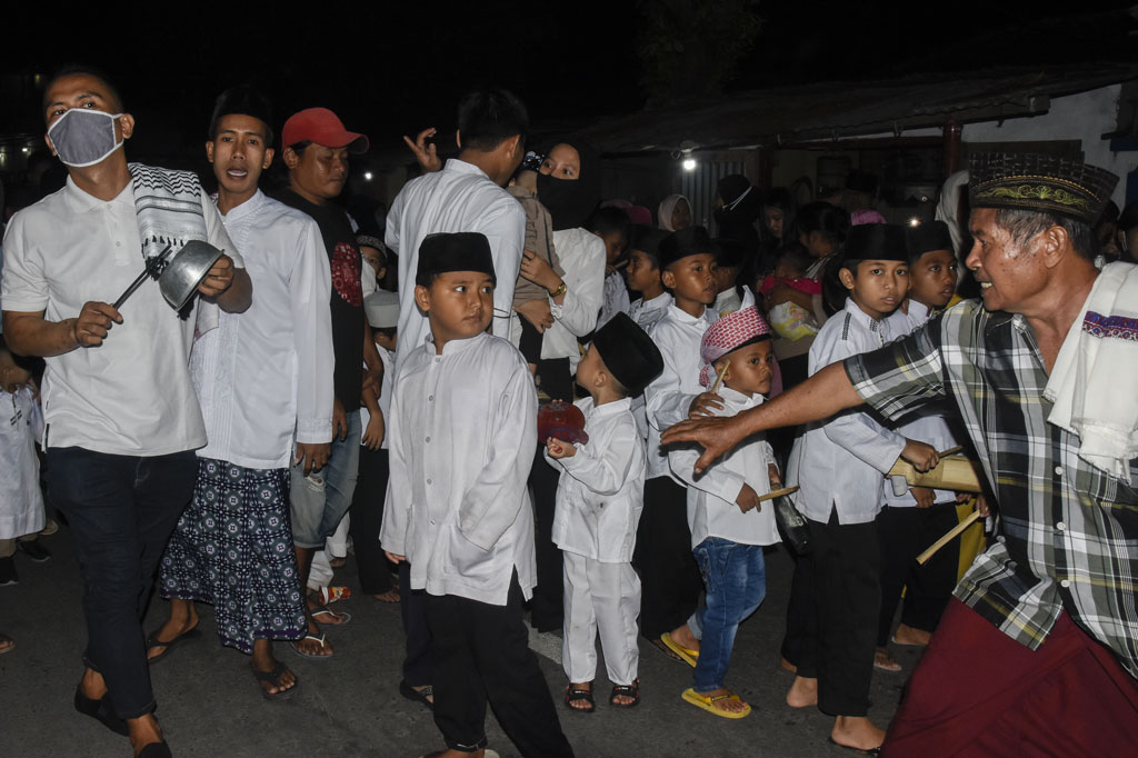 Sejumlah warga di Ampenan Tengah, Mataram, NTB, tetap melaksanakan takbir keliling kampung menyambut Idulfitri 1441 Hijriah, meskipun Pemerintah dan MUI Kota Mataram telah mengimbau agar tidak melakukannya di tengah pandemi virus korona (covid-19). 