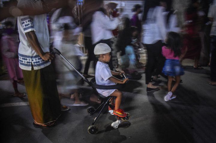 Peserta takbir yang kebanyakan anak-anak juga tidak menghiraukan protokol kesehatan seperti physical distancing (jaga jarak) dan memakai masker.