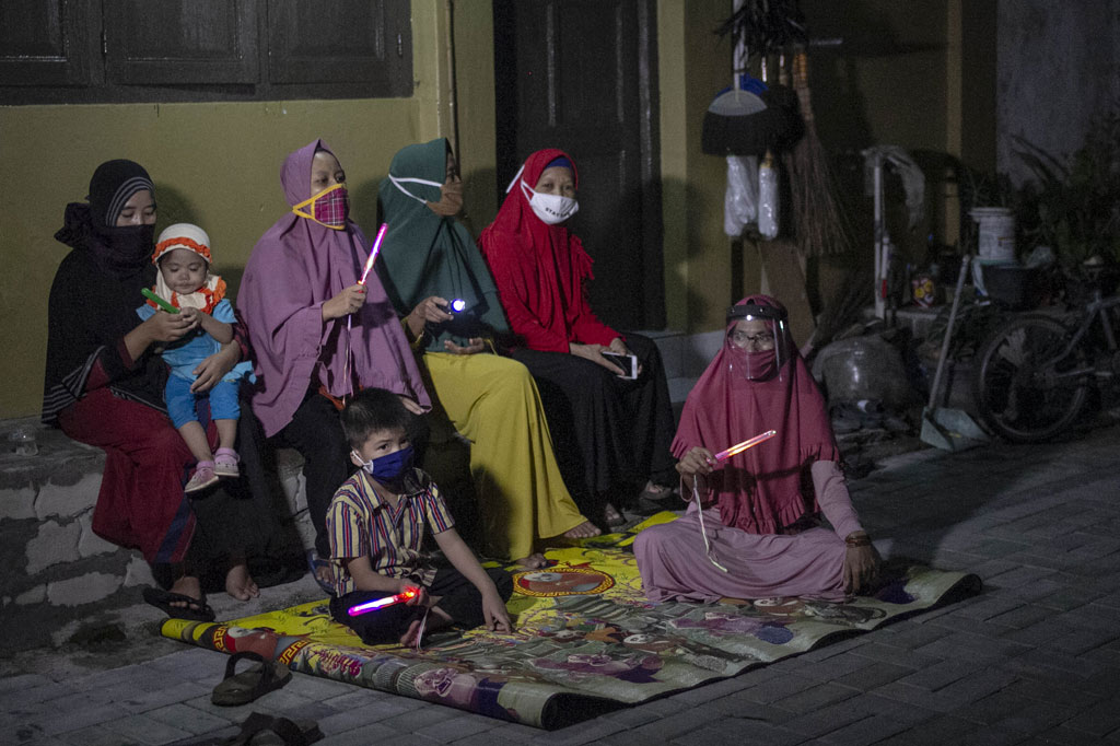Sementara itu warga sekitar Masjid Gede Kauman mengikuti takbir di depan rumahnya di kampung Kauman, Ngupasan, Gondomanan, DI Yogyakarta. 