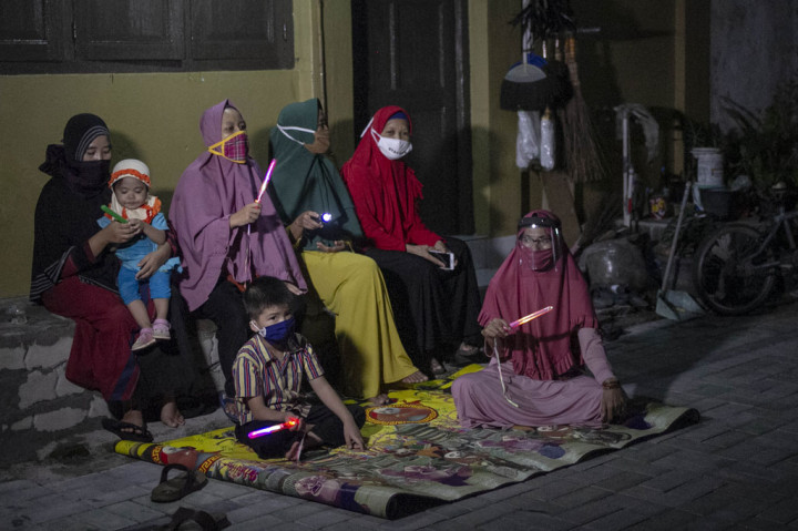 Sementara itu warga sekitar Masjid Gede Kauman mengikuti takbir di depan rumahnya di kampung Kauman, Ngupasan, Gondomanan, DI Yogyakarta. 