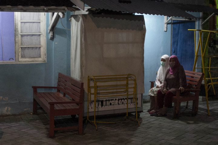 Warga menyemarakkan malam 1 Syawal 1441 H di depan rumah dengan mengikuti lantunan takbir yang dipandu dari Masjid Gede Kauman guna menghindari penularan covid-19.