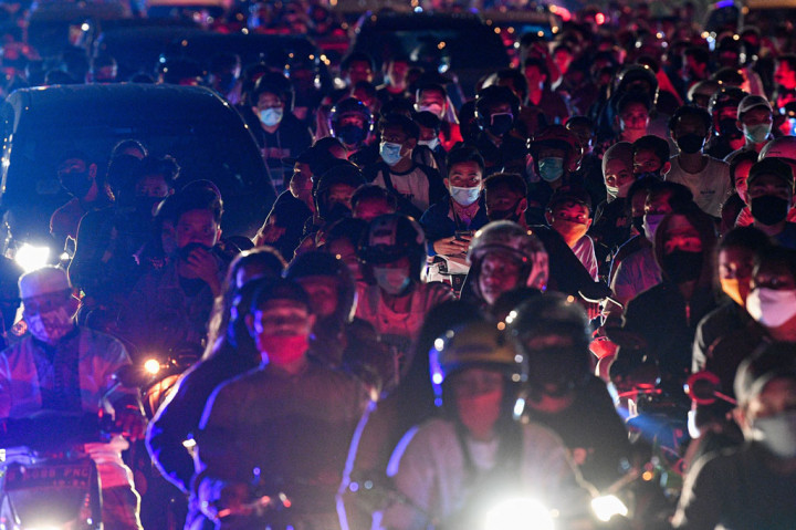 Pengendara terjebak kemacetan saat malam Idulfitri 1 Syawal 1441 H di kawasan Kemayoran, Jakarta Pusat, Sabtu, 23 Mei 2020 malam.