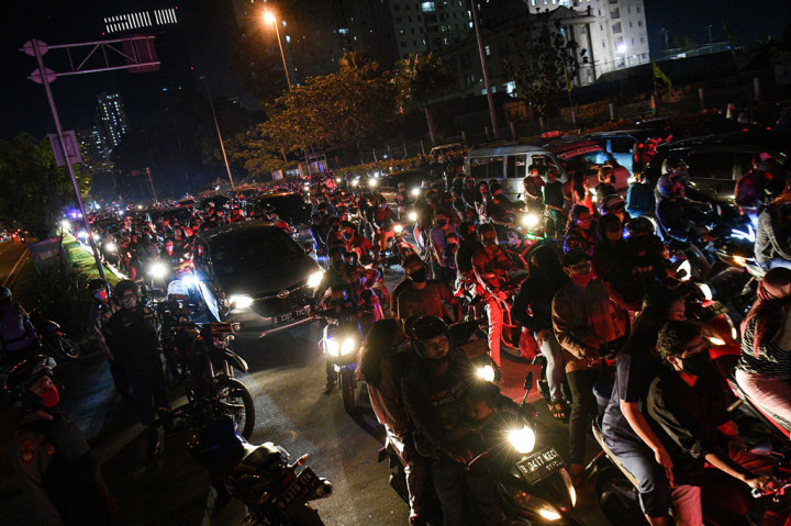 Provinsi DKI Jakarta masih dalam masa Pembatasan Sosial Berskala Besar (PSBB), namun saat malam Idulfitri 1441 H sejumlah jalan di Ibu Kota masih ramai oleh kerumunan warga hingga menimbulkan kemacetan. 