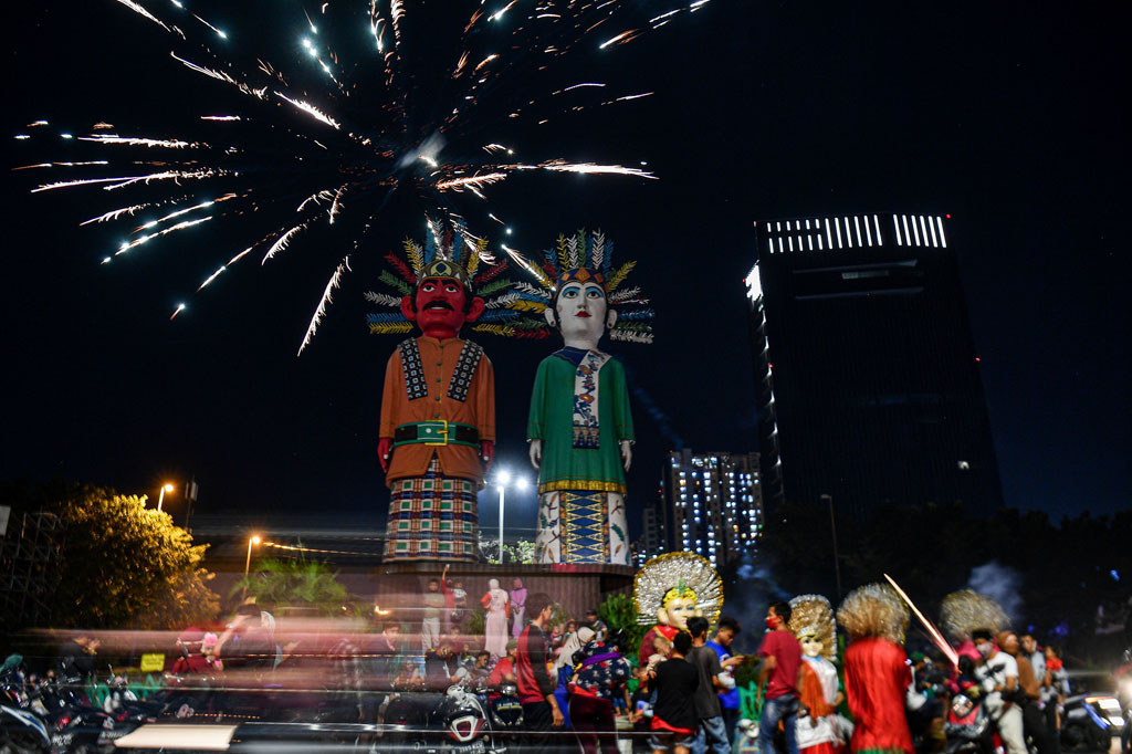 Warga berkerumun saat malam Idulfitri 1 Syawal 1441 H di Patung Ondel-Ondel Kemayoran, Jakarta Pusat, Sabtu malam.