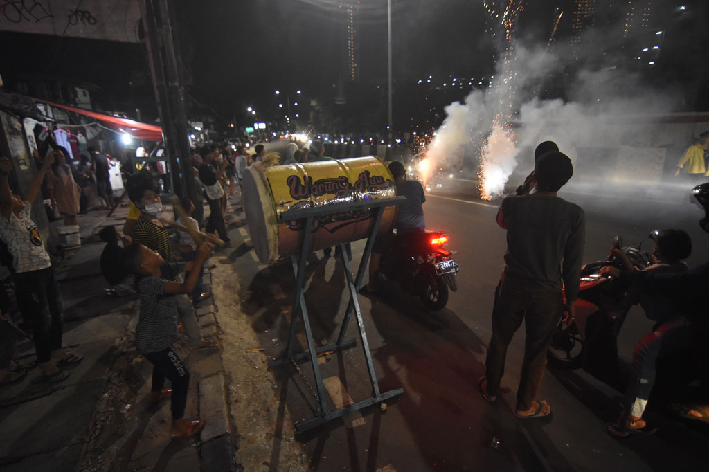 Sejumlah anak memukul bedug dan menyalakan kembang api saat merayakan malam takbiran di kawasan Tanah Abang, Jakarta.