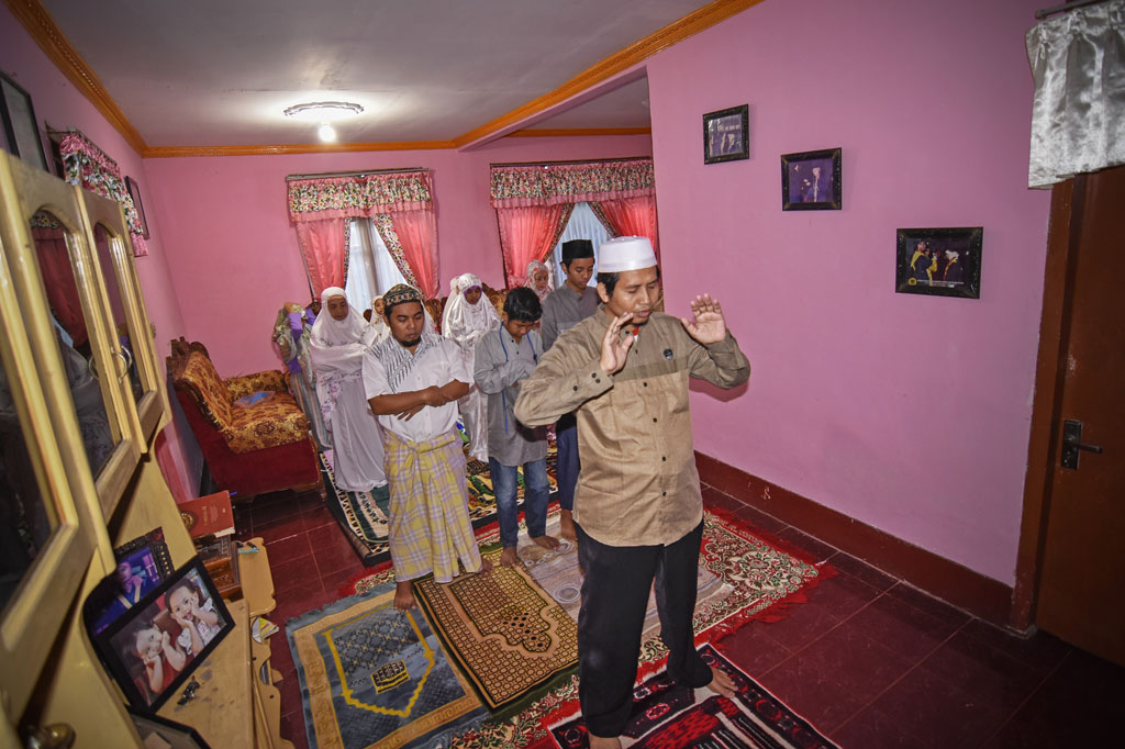 Umat muslim melaksanakan Salat Idulfitri 1 Syawal 1441 H di rumahnya di Kelurahan Ampenan Tengah, Ampenan, Mataram, NTB, Minggu, 24 Mei 2020. ANTARA FOTO/Ahmad Subaidi