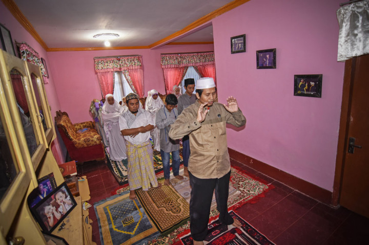 Umat muslim melaksanakan Salat Idulfitri 1 Syawal 1441 H di rumahnya di Kelurahan Ampenan Tengah, Ampenan, Mataram, NTB, Minggu, 24 Mei 2020. ANTARA FOTO/Ahmad Subaidi