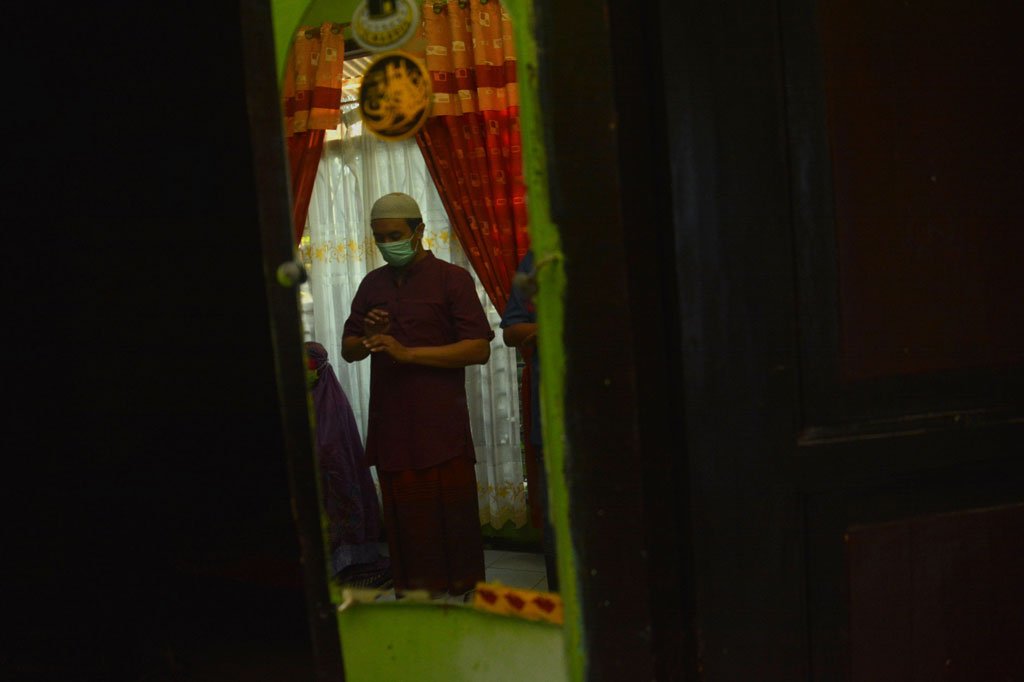 Warga melaksanakan Salat Id berjamaah di rumah bersama keluarganya di Desa Podoroto, Kecamatan Kesamben, Kabupaten Jombang, Jawa Timur. ANTARA FOTO/Syaiful Arif