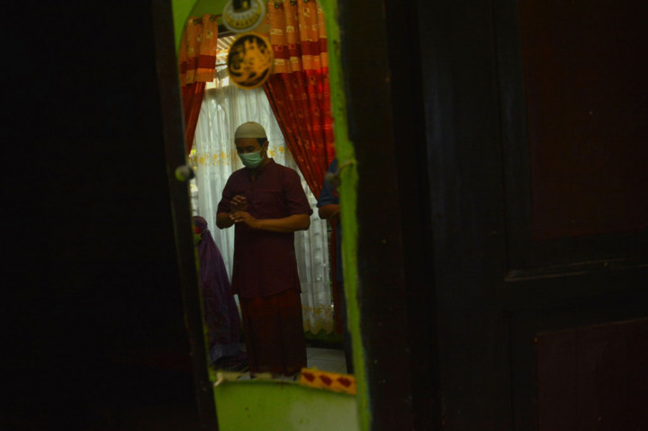 Warga melaksanakan Salat Id berjamaah di rumah bersama keluarganya di Desa Podoroto, Kecamatan Kesamben, Kabupaten Jombang, Jawa Timur. ANTARA FOTO/Syaiful Arif