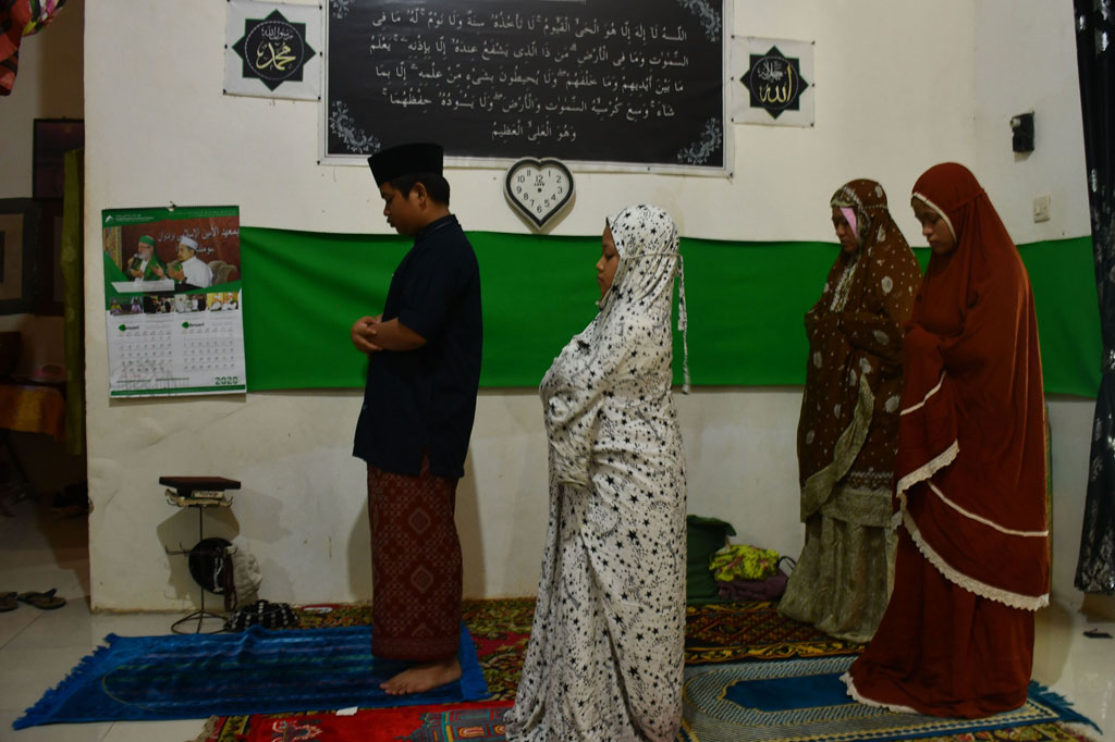 Warga melaksanakan Salat Idulfitri berjemaah di rumahnya, Keluarahan Gladak Anyar, Pamekasan, Jawa Timur. ANTARA FOTO/Saiful Bahri