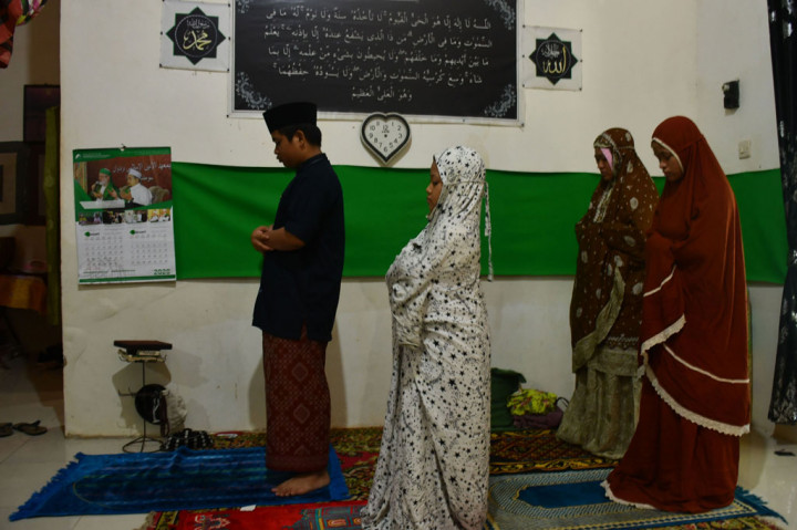 Warga melaksanakan Salat Idulfitri berjemaah di rumahnya, Keluarahan Gladak Anyar, Pamekasan, Jawa Timur. ANTARA FOTO/Saiful Bahri