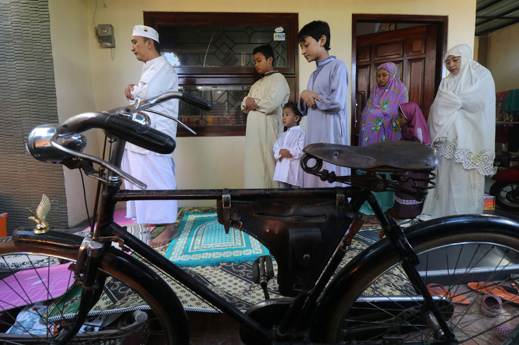 Warga melakukan Salat Idulfitri 1 Syawal 1441 H di rumahnya, komplek perumahan Cahaya Permata Kota Kediri, Jawa Timur. ANTARA FOTO/Prasetia Fauzani