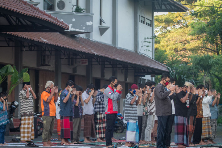 Sementara itu pemudik yang menjalani karantina mengikuti Salat Id di rumah karantina posko covid-19 Graha Wisata, Solo, Jawa Tengah. ANTARA FOTO/Mohammad Ayudha