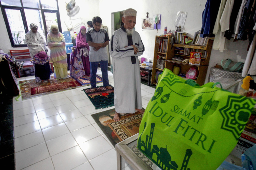 Warga melakukan Salat Id di rumahnya kawasan Cilangkap, Jakarta Timur. ANTARA FOTO/Yulius Satria Wijaya