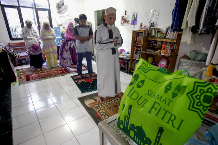 Warga melakukan Salat Id di rumahnya kawasan Cilangkap, Jakarta Timur. ANTARA FOTO/Yulius Satria Wijaya