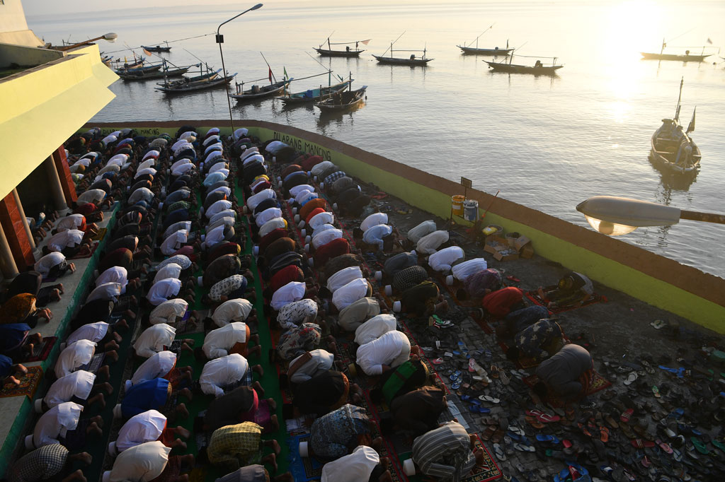 Umat Muslim menunaikan Salat Idulfitri 1441 H di Masjid AL-Mabrur, Kenjeran, Surabaya, Jawa Timur, Minggu, 24 Mei 2020. ANTARA FOTO/Zabur Karuru