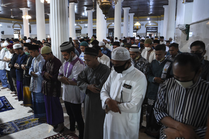 Umat Muslim melaksanakan ibadah Salat Idulfitri 1441 Hijriah di Masjid Annawier, Pekojan, Jakarta Barat. ANTARA FOTO/Nova Wahyudi