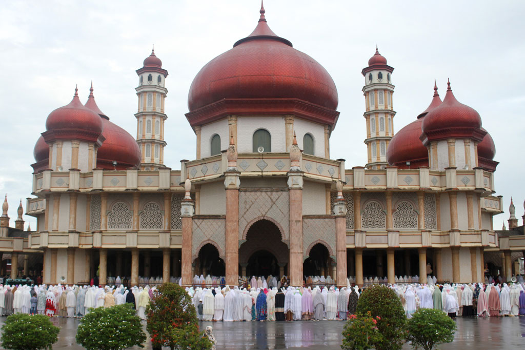 Umat Muslim melaksanakan ibadah Salat Idulfitri 1441 Hijriah di halaman Masjid Agung Baitul Makmur, Meulaboh, Aceh Barat, Aceh. ANTARA FOTO/Syifa Yulinnas