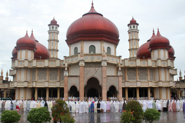 Umat Muslim melaksanakan ibadah Salat Idulfitri 1441 Hijriah di halaman Masjid Agung Baitul Makmur, Meulaboh, Aceh Barat, Aceh. ANTARA FOTO/Syifa Yulinnas