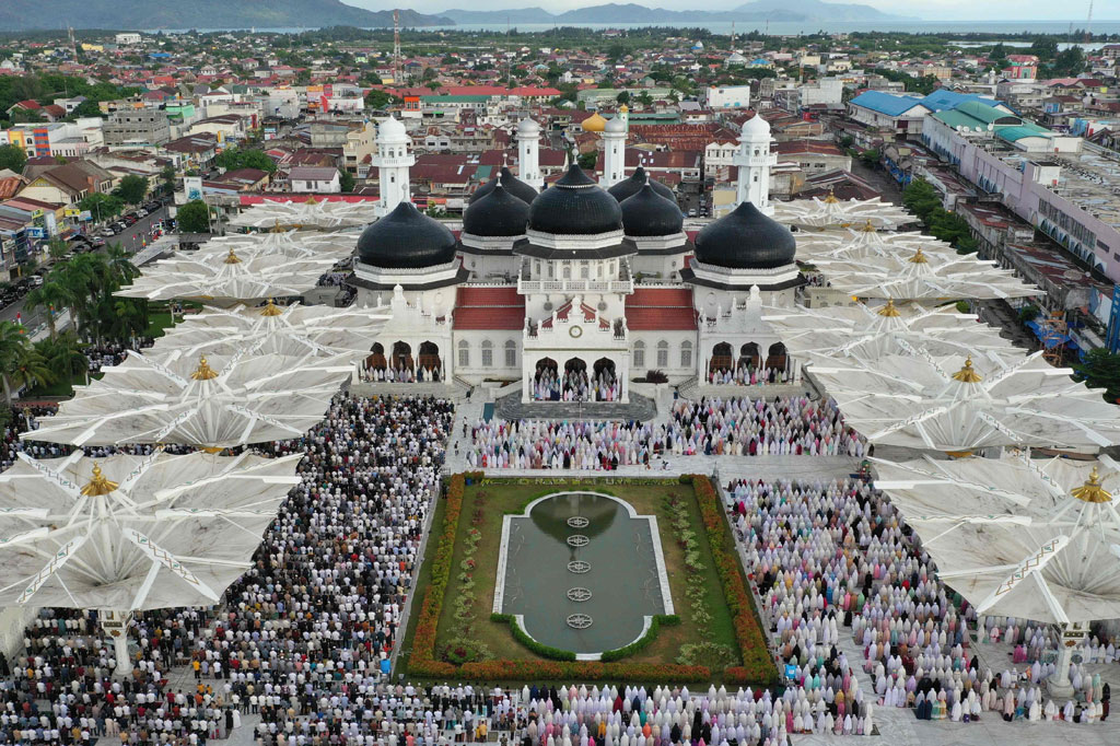 Umat Muslim memadati Masjid Raya Baiturrahman Banda Aceh untuk melaksanakan ibadah Salat Idulfitri. AFP PHOTO/Adi Gondronk