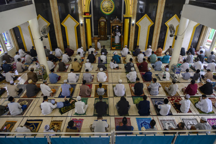 Umat Muslim mendengarkan khotbah usai melaksanakan Salat Idulfitri dengan pengaturan jarak di Masjid Al-Ikhlas, Palu, Sulawesi Tengah. ANTARA FOTO/Basri Marzuki