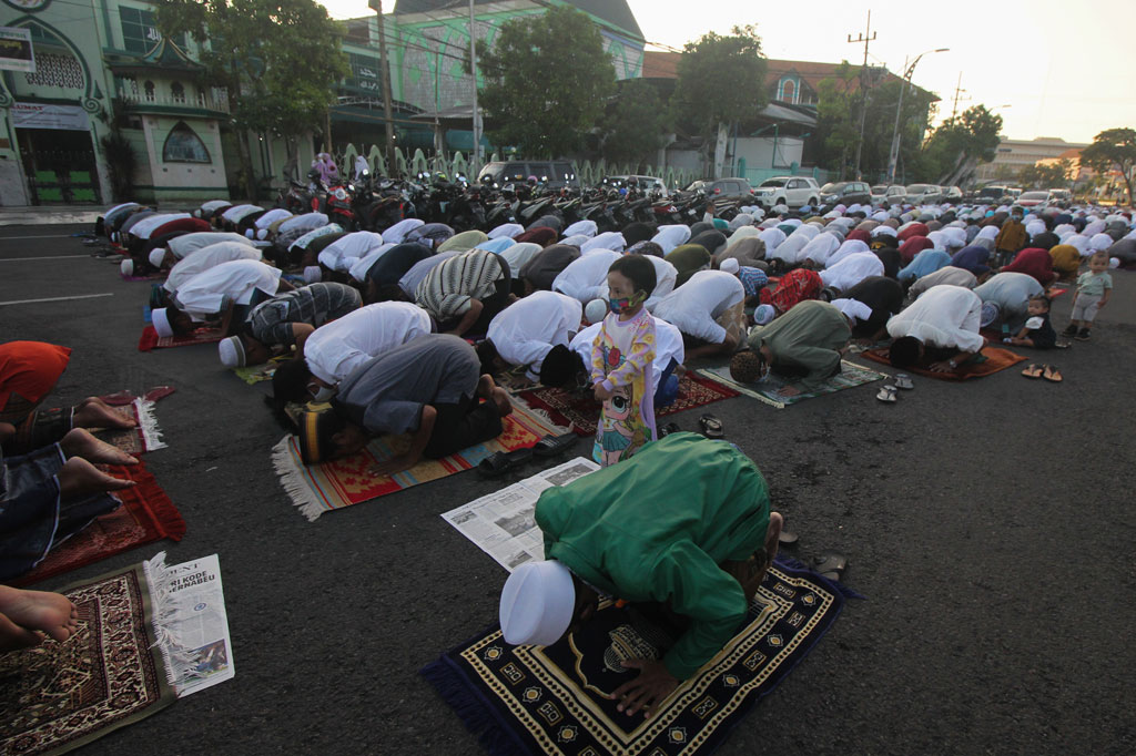 Umat Muslim melaksanakan Salat Idulfitri di Masjid Kemayoran, Jalan Indrapura, Surabaya meluber hingga ke jalanan. ANTARA FOTO/Didik Suhartono