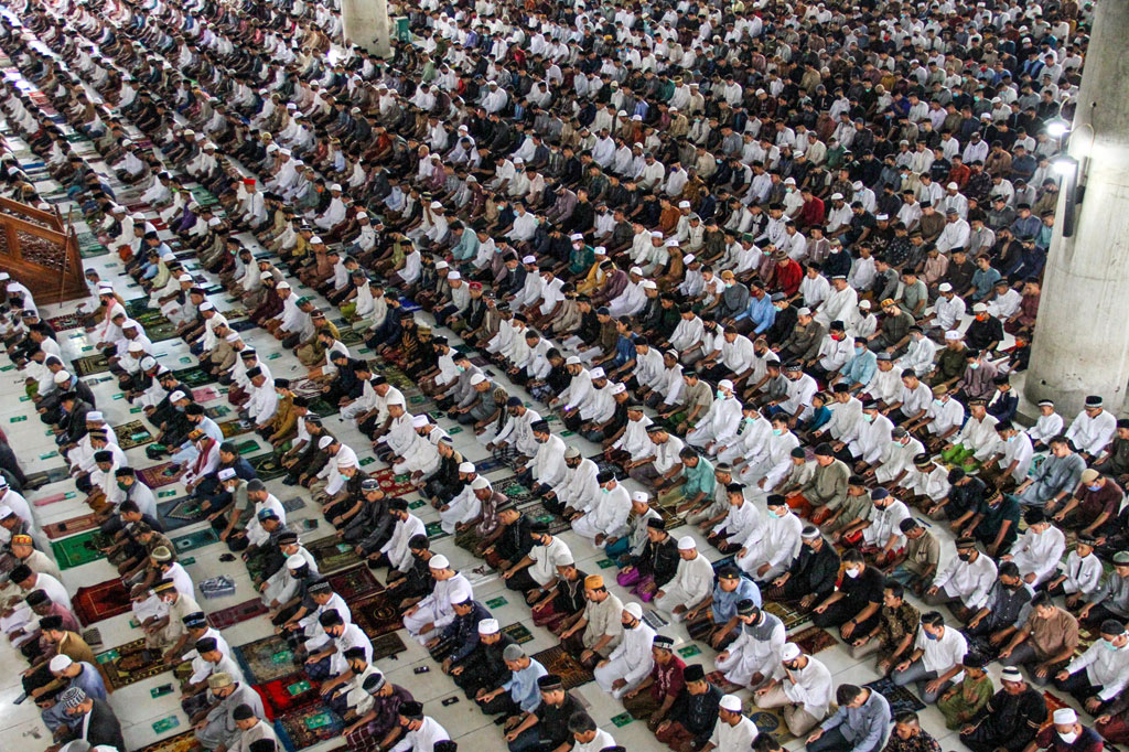 Ribuan umat Muslim melaksanakan Salat Idulfitri 1 Syawal 1441 Hijriah di Masjid Agung Islamic Center, Lhokseumawe, Aceh. ANTARA FOTO/Rahmad