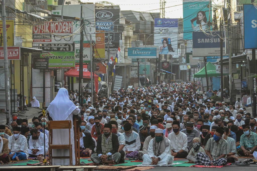 Ribuan umat Muslim mengikuti Salat Idulfitri di Jalan Raya KH Zaenal Musatafa, Kota Tasikmalaya, Jawa Barat. ANTARA FOTO/Adeng Bustomi